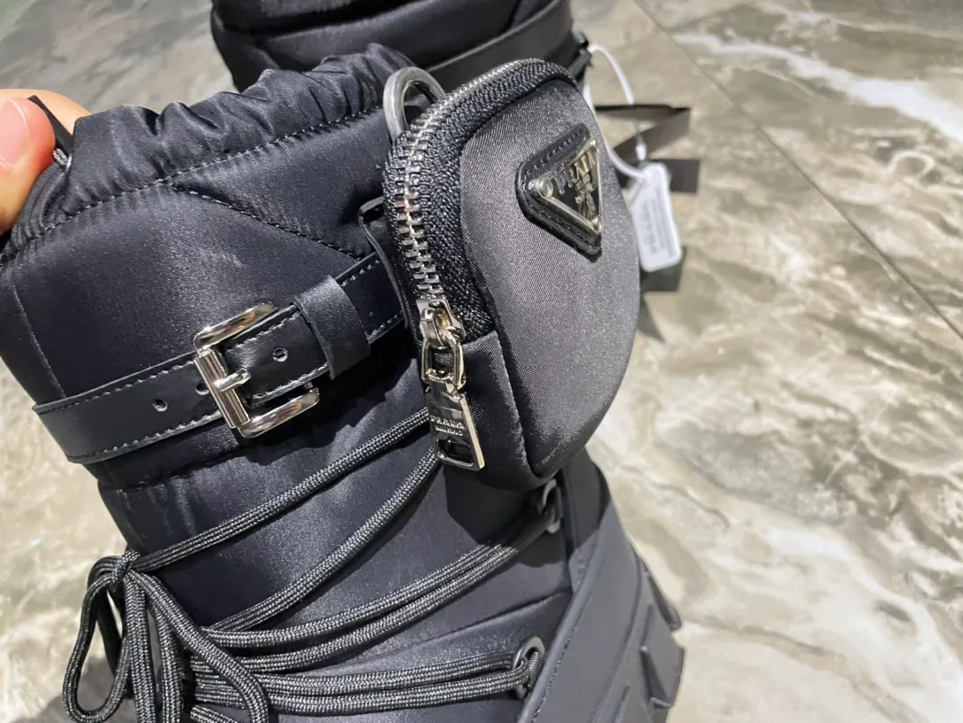 👟👟Ex-factory price 760👟👟 The highest version on the market, Prada's king style, snow boots, ski boots, fat and cute, so cute →_→ From the Prada limited series, unique. Shiny nylon Oblique upper with criss-cross straps for an ideal fit. The boots are made of technical fabric and have a short-cut version. They can be worn in the city or in the mountains. They make the calves slimmer, taller, warmer and have a concave shape. The boots and soles use the original waterproof effect. The size is 35-40. 41Customized